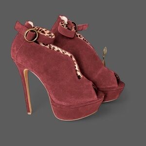 👠 Betsy Johnson 7.5 Burgundy Suede Heals